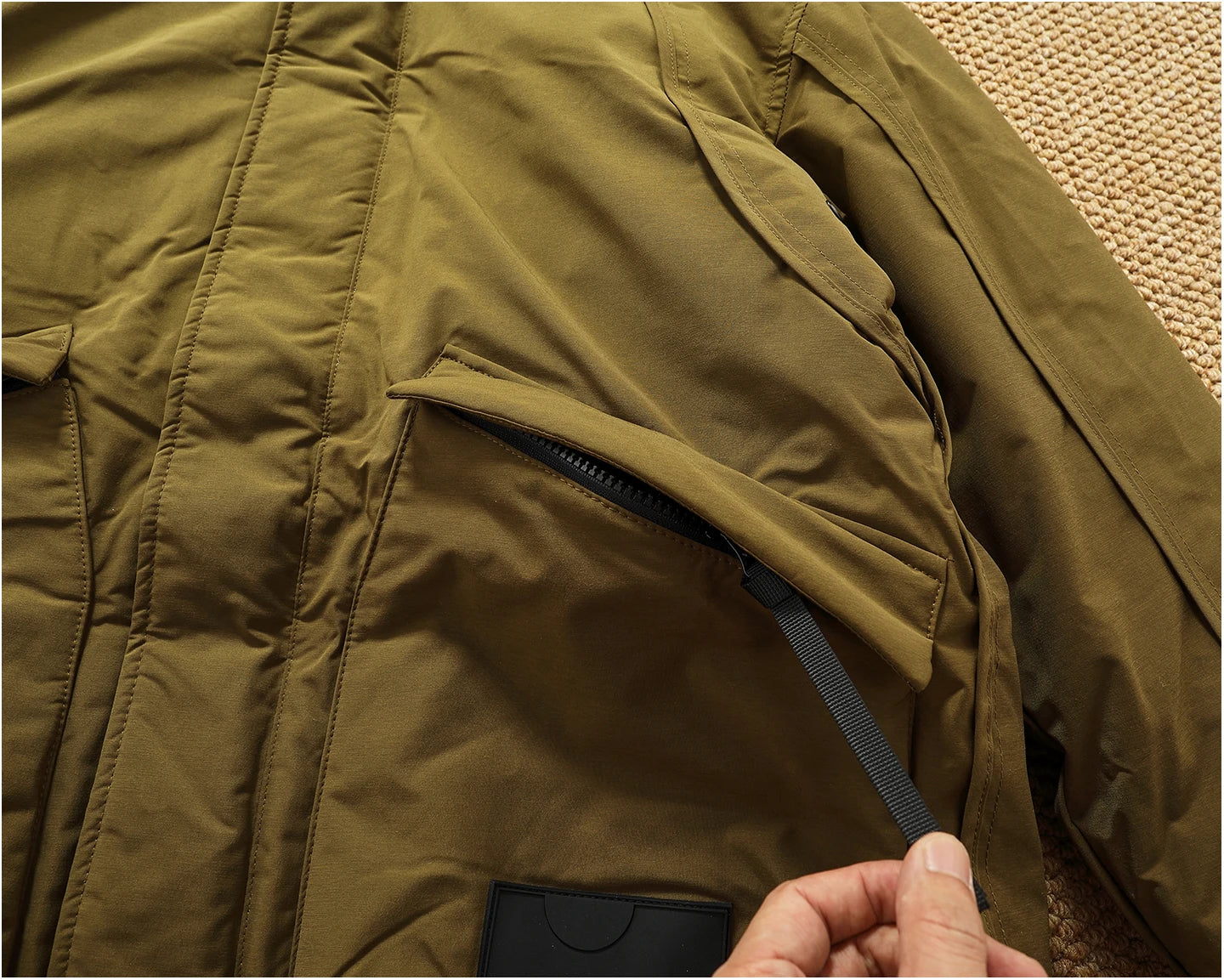 Piumino cargo imbottito in piuma d'anatra di media lunghezza retrò americano nuovo inverno con cappuccio Trench oversize spesso alla moda da uomo