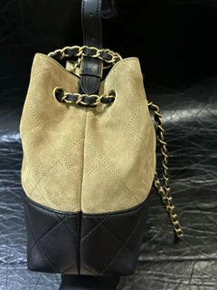 Borsa a secchiello trapuntata in pelle scamosciata beige e pelle nera, con coulisse e catena dorata intrecciata in pelle, borsa a tracolla vintage di grande capacità.