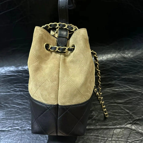 Borsa a secchiello trapuntata in pelle scamosciata beige e pelle nera, con coulisse e catena dorata intrecciata in pelle, borsa a tracolla vintage di grande capacità.