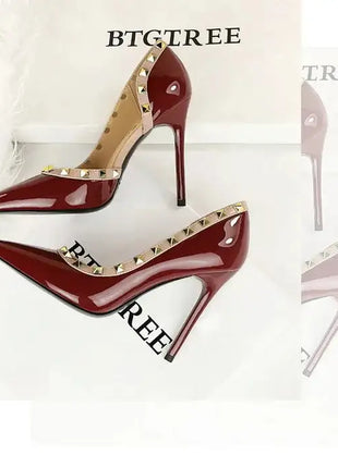 2025 Nuovo Sexy Nero Sottile Tacchi Alti 10.5 Centimetri Scarpe da Donna Testa A Punta Rivetto Pompe da Donna in Pelle Verniciata Stiletto Scarpe da Discoteca platinumshop