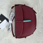 Borsa a tracolla a mezzaluna in pelle liscia, con chiusura decorativa in metallo, tracolla regolabile per uso quotidiano