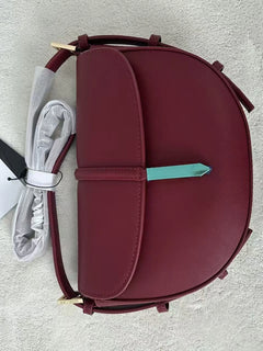 Borsa a tracolla a mezzaluna in pelle liscia, con chiusura decorativa in metallo, tracolla regolabile per uso quotidiano