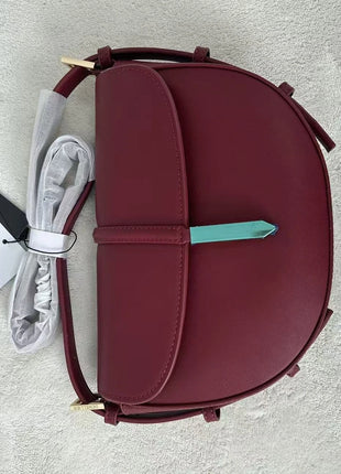 Borsa a tracolla a mezzaluna in pelle liscia, con chiusura decorativa in metallo, tracolla regolabile per uso quotidiano