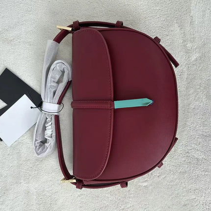 Borsa a tracolla a mezzaluna in pelle liscia, con chiusura decorativa in metallo, tracolla regolabile per uso quotidiano