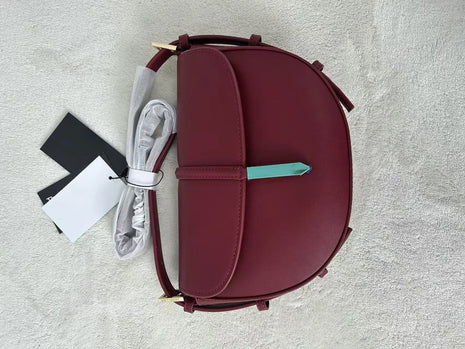 Borsa a tracolla a mezzaluna in pelle liscia, con chiusura decorativa in metallo, tracolla regolabile per uso quotidiano