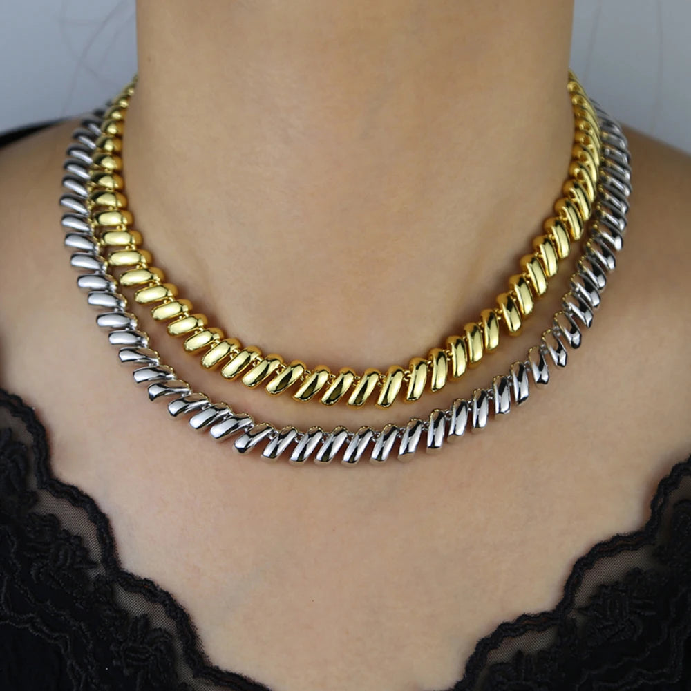 2025 Nuova collana a catena serpente unisex color oro a spina di pesce con perline catena a maglie pavimentata 5A CZ girocollo a forma di luna per gioielli da donna