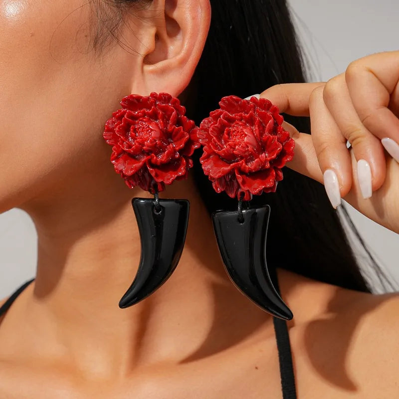 Ciondolo in corno esagerato individualmente con orecchini a fiore grande, gioielli di qualità lussuosa, regali per feste alla moda da donna