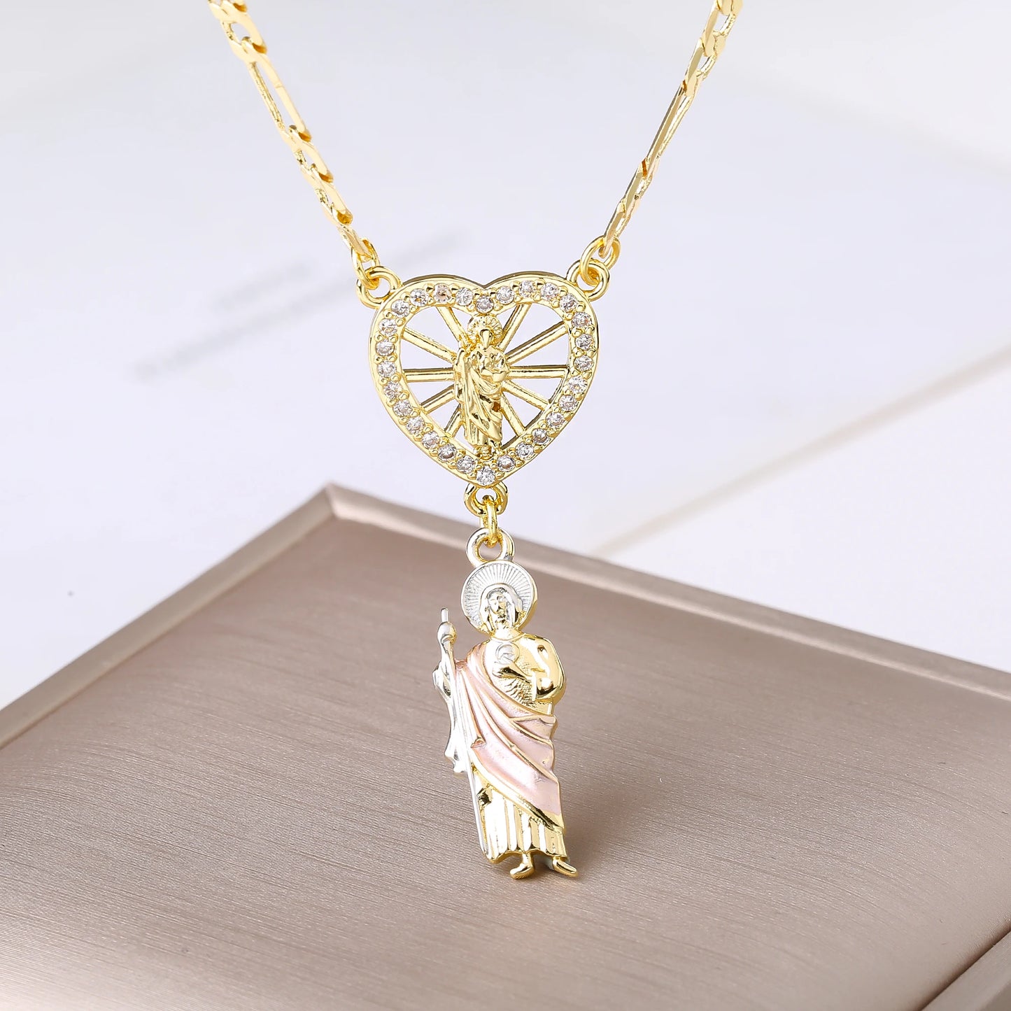 Collana religiosa Saint Jude Ciondolo a forma di cuore placcato in oro Smalto Patron cattolico Gioielli santo per donne Uomini Fede Amuleto Regalo