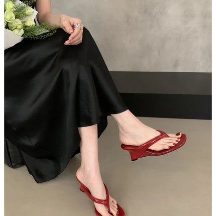 Marque de mode Compensée Pantoufle Présentations fabricants de jeux Clip d'orteil Tongs Sandales à lanières étroites Chaussures décontractées Pantoufle femme Sandalia Mujer