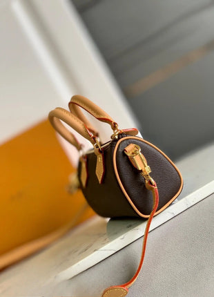 Mini borsa Boston con finiture in pelle, manico superiore e tracolla regolabile con chiusura a zip.