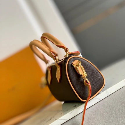 Mini borsa Boston con finiture in pelle, manico superiore e tracolla regolabile con chiusura a zip.