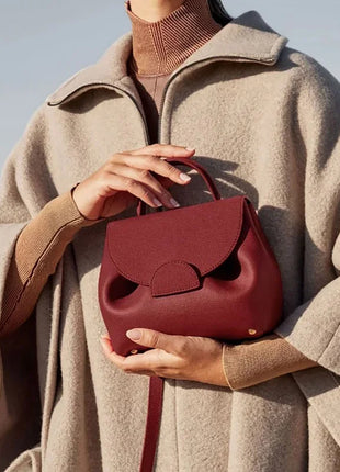 Mini borsa a mano in pelle martellata con chiusura a piega arrotondata, manico corto e tracolla rimovibile per l'uso quotidiano