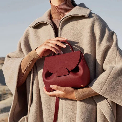Mini borsa a mano in pelle martellata con chiusura a piega arrotondata, manico corto e tracolla rimovibile per l'uso quotidiano