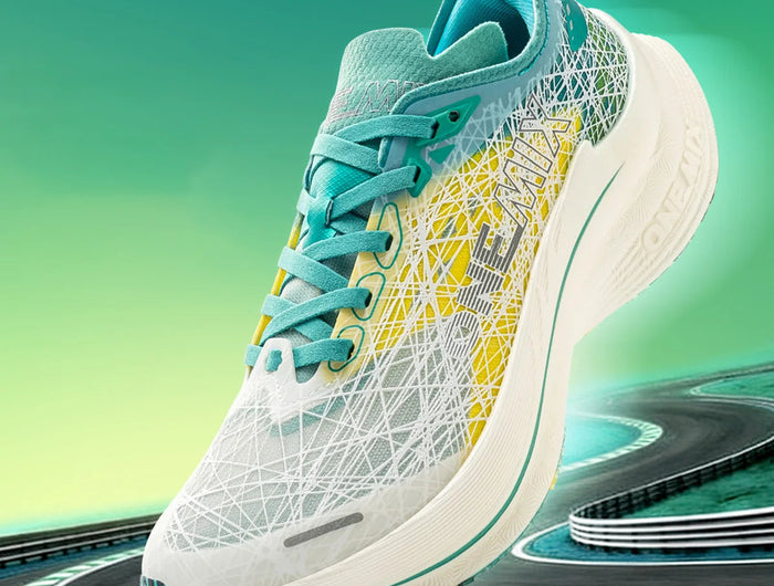Scarpe da Corsa ONEMIX per Uomo con Piastra in Carbonio, Assorbimento degli Urti, Tecnologia Ultra-Leggera e Reattiva, Sneakers per Sport all'Aperto PlatiNum