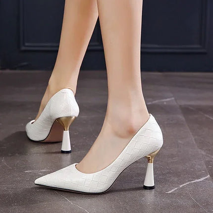 Scarpe da donna 2025 Tacchi alti Calzature estive da donna Punta a punta Décolleté rossi Sera su tacco Casual Stile sociale coreano Slip