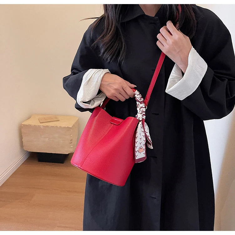 Borse a tracolla e a tracolla a secchiello in PU rosso Nero Senso del lusso Borsa a due usi da donna 2024 Moda versatile in vendita