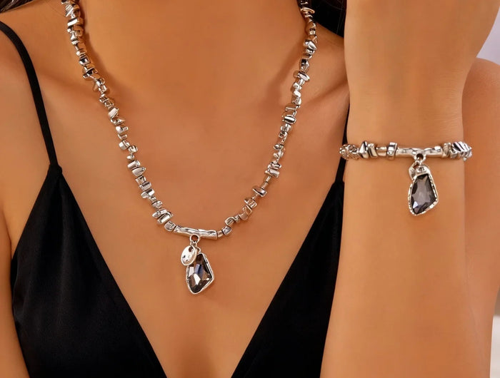 Set di bracciali con collana con pendente in cristallo grigio irregolare semplice barocco Set di gioielli con perline color argento estetico delicato per donna uomo platinumshop