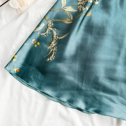 Set di camicie da notte da donna eleganti con stampa ciliegia e abiti con cinturino. Indumenti da notte comodi in 2 pezzi