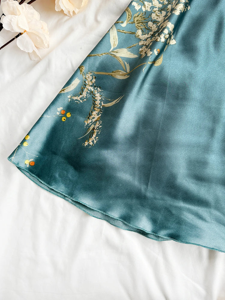 Set di camicie da notte da donna eleganti con stampa ciliegia e abiti con cinturino. Indumenti da notte comodi in 2 pezzi