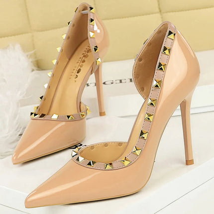 Décolleté da donna sexy con design a rivetto Tacchi alti da donna Décolleté da donna in pelle verniciata a spillo da 10,5 cm Scarpe da banchetto di lusso Taglie forti 43 platinumshop