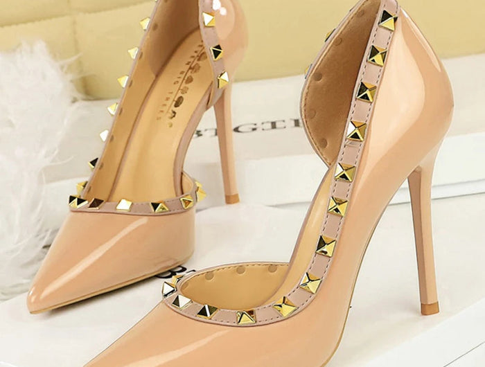 Décolleté da donna sexy con design a rivetto Tacchi alti da donna Décolleté da donna in pelle verniciata a spillo da 10,5 cm Scarpe da banchetto di lusso Taglie forti 43 platinumshop