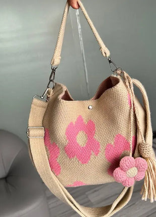 Borsa a tracolla da donna in stile boho, realizzata a mano con lavorazione all'uncinetto, decorata con fiori, cordoncino, occhielli metallici e nappe floreali, ideale per l'uso quotidiano, la spiaggia e le attività all'apert