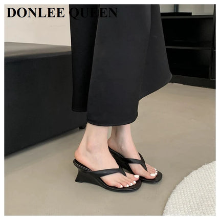 Marque de mode Compensée Pantoufle Présentations fabricants de jeux Clip d'orteil Tongs Sandales à lanières étroites Chaussures décontractées Pantoufle femme Sandalia Mujer