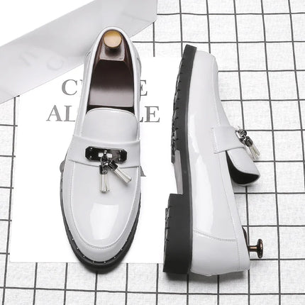 Mocassini di marca di lusso italiani Scarpe da uomo Nappa Scarpe firmate da uomo Scarpe in pelle laccata stile britannico Scarpe da sposa con fondo spesso