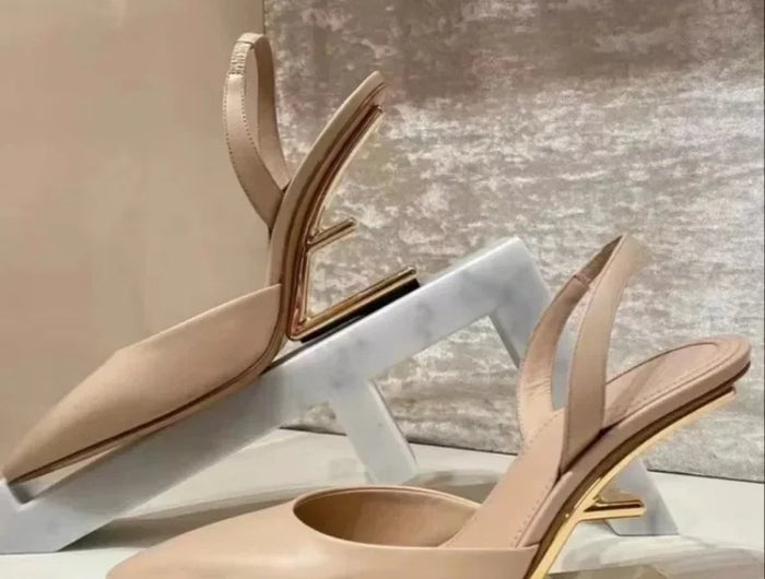 Estate Tacchi strani Scarpe da donna Design tinta unita Scarpe da donna con cinturini posteriori da viaggio Punta a punta Moda Zapatos Para Mujere