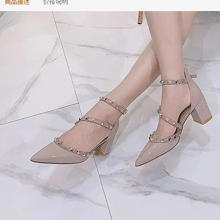 Scarpe da donna di marca famose Borchie dorate Copri tacchi Sandali da 4 cm Cinturino incrociato Décolleté in pelle a specchio Punta a punta Tacchi a spillo moda 33-42 platinumshop