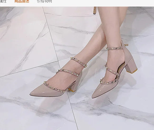 Scarpe da donna di marca famose Borchie dorate Copri tacchi Sandali da 4 cm Cinturino incrociato Décolleté in pelle a specchio Punta a punta Tacchi a spillo moda 33-42 platinumshop
