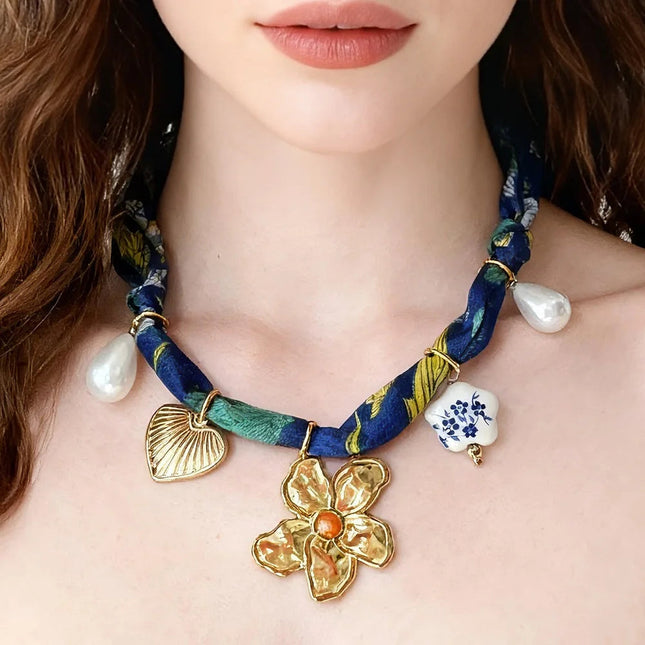 Collana bandana morbida con ciondolo a forma di fiore a forma di cuore placcato in oro per gioielli impilabili da donna e ragazza PlatiNum
