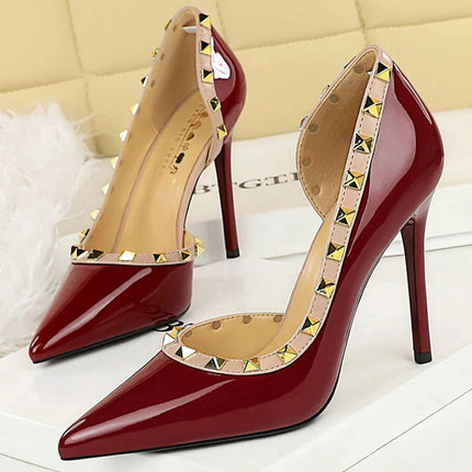 Décolleté da donna sexy con design a rivetto Tacchi alti da donna Décolleté da donna in pelle verniciata a spillo da 10,5 cm Scarpe da banchetto di lusso Taglie forti 43 platinumshop