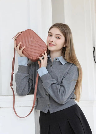 Elegante borsa a tracolla KONO in pelle PU con nappe a forma di V, compatta e versatile, perfetta per l'uso quotidiano e come regalo.