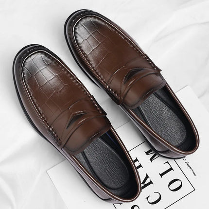 Scarpe da uomo in pelle, stile britannico casual e alla moda, un passo sui mocassini pigri