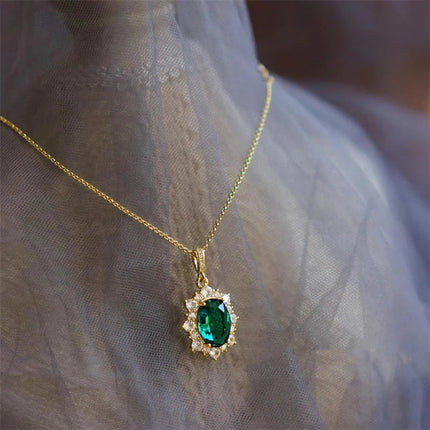 Huitan Nobile Collana con ciondolo luminoso per donna Accessori per il collo con zirconi verdi lucidi Gioielli da sposa di fidanzamento estetico PlatiNum