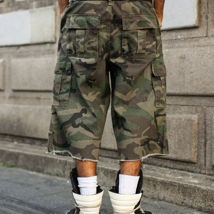 Pantaloncini di jeans estivi da uomo. Pantaloni cargo mimetici. Design multitasche. Tendenza della moda di strada. Tempo libero quotidiano