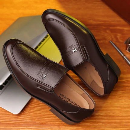 Scarpe in pelle Scarpe da lavoro da uomo Mocassini di marca di lusso Mocassini eleganti Slip traspiranti su scarpe da guida nere Scarpe formali maschili