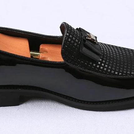 Mocassini con papillon da uomo Moda nuovi da uomo in pelle verniciata a punta Scarpe basse da lavoro Designer Calzature per abito da sposa per ritorno a casa
