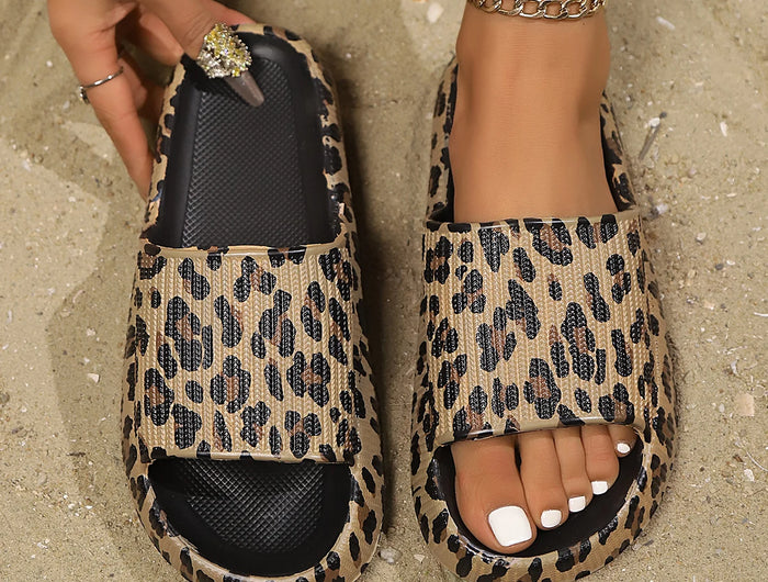Pantofole estive con stampa leopardata per donna Scivoli da doccia per interni con suola spessa alla moda Sandali da spiaggia sexy Calzature versatili da donna