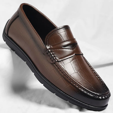 Scarpe da uomo in pelle, stile britannico casual e alla moda, un passo sui mocassini pigri