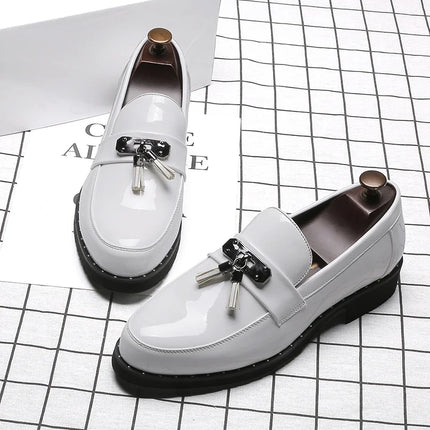 Mocassini di marca di lusso italiani Scarpe da uomo Nappa Scarpe firmate da uomo Scarpe in pelle laccata stile britannico Scarpe da sposa con fondo spesso