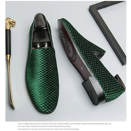 2023 nuovi mocassini da uomo in velluto scarpe di marca di lusso Slip on scarpe da sposa per feste a punta mocassini da uomo di moda nero vino rosso Flats