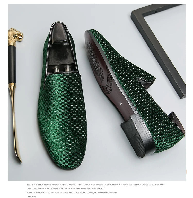 2023 nuovi mocassini da uomo in velluto scarpe di marca di lusso Slip on scarpe da sposa per feste a punta mocassini da uomo di moda nero vino rosso Flats