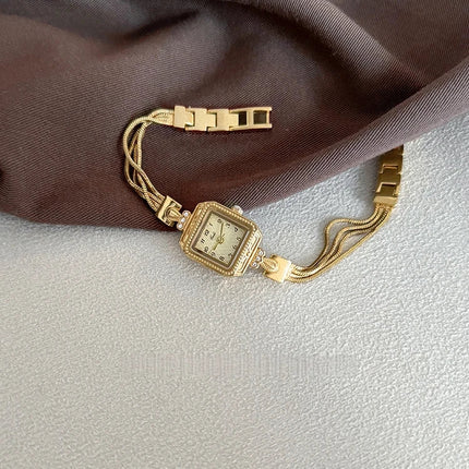 Nuovo orologio da donna in oro di lusso Orologio da polso al quarzo quadrato alla moda Orologio da donna semplice con strass squisito regalo Relogio Feminino platinumshop