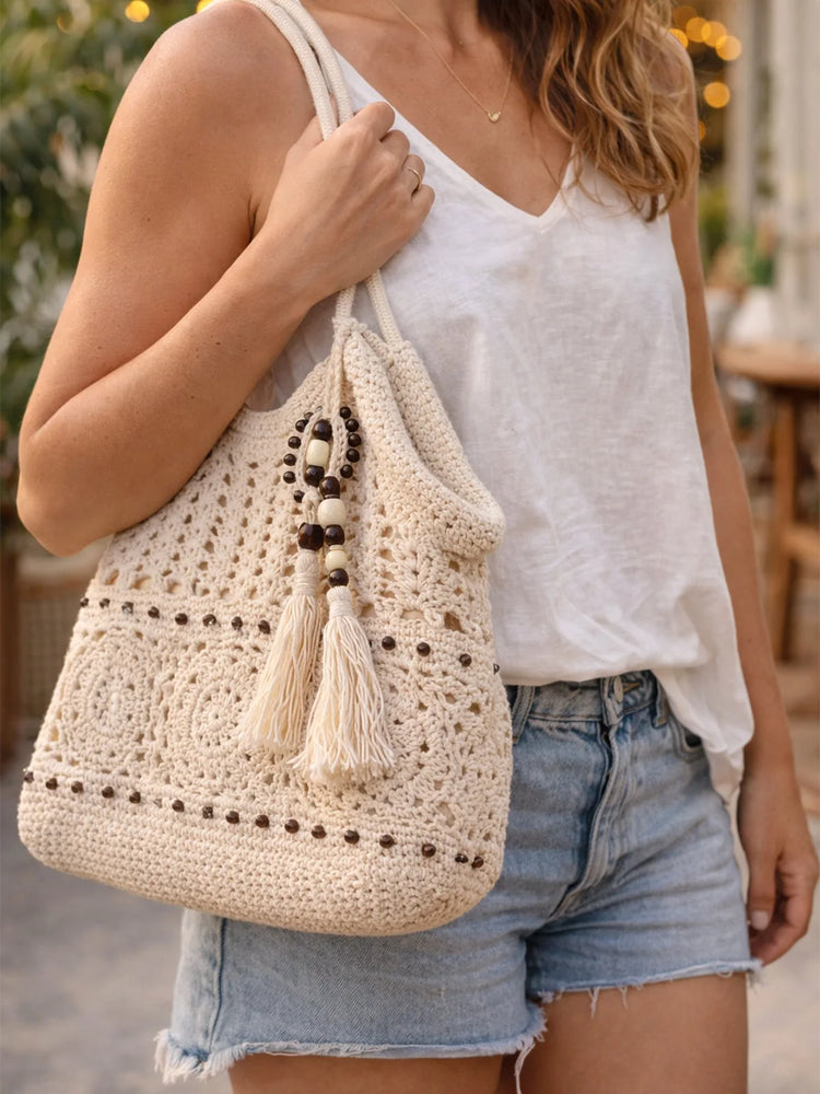 Borsa tote all'uncinetto per donna Borsa in maglia traforata bianca con ciondolo con frange di perline Cinghie lunghe regolabili Borsa da spiaggia Boho