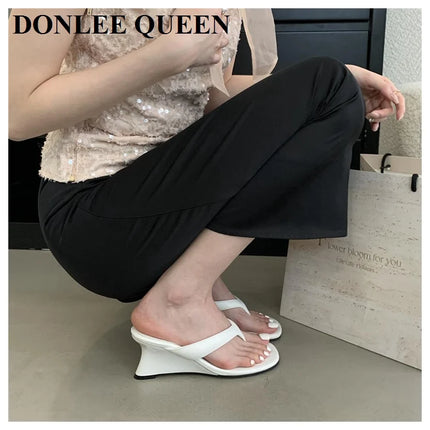 Marque de mode Compensée Pantoufle Présentations fabricants de jeux Clip d'orteil Tongs Sandales à lanières étroites Chaussures décontractées Pantoufle femme Sandalia Mujer