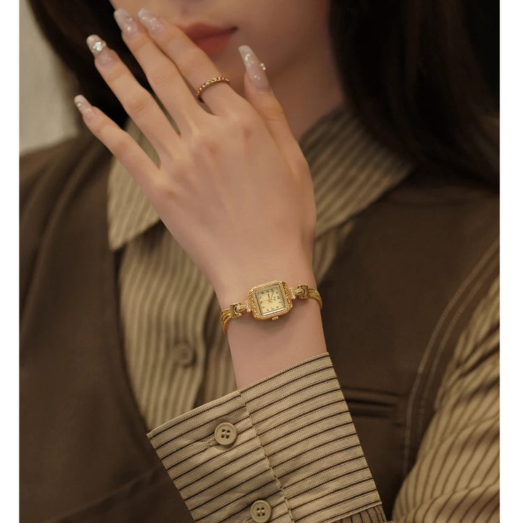 Nuovo orologio da donna in oro di lusso Orologio da polso al quarzo quadrato alla moda Orologio da donna semplice con strass squisito regalo Relogio Feminino platinumshop