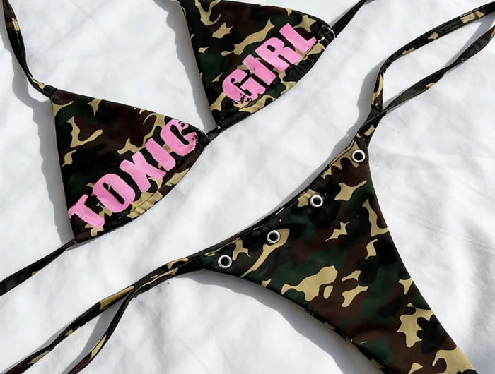 Costume da bagno bikini a triangolo con stampa mimetica da donna 2026, con laccetti laterali e dettagli Y2K, stile streetwear platinumshop