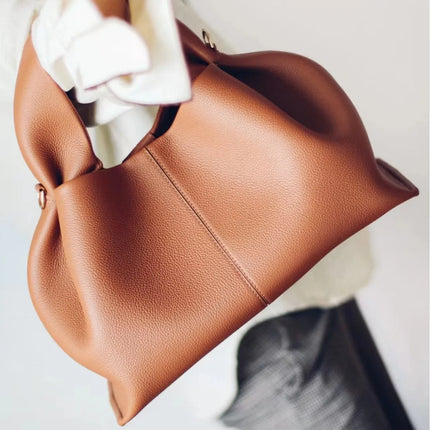 Mini borsa a mano in pelle martellata, manico con fibbia e chiusura metallica, tracolla rimovibile per uso quotidiano